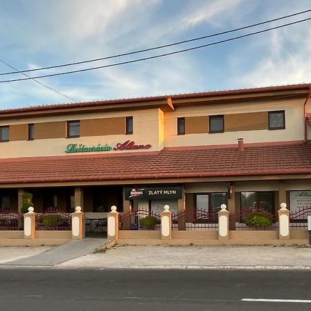Reštaurácia-penzión ALTANA Ludanice Exterior foto