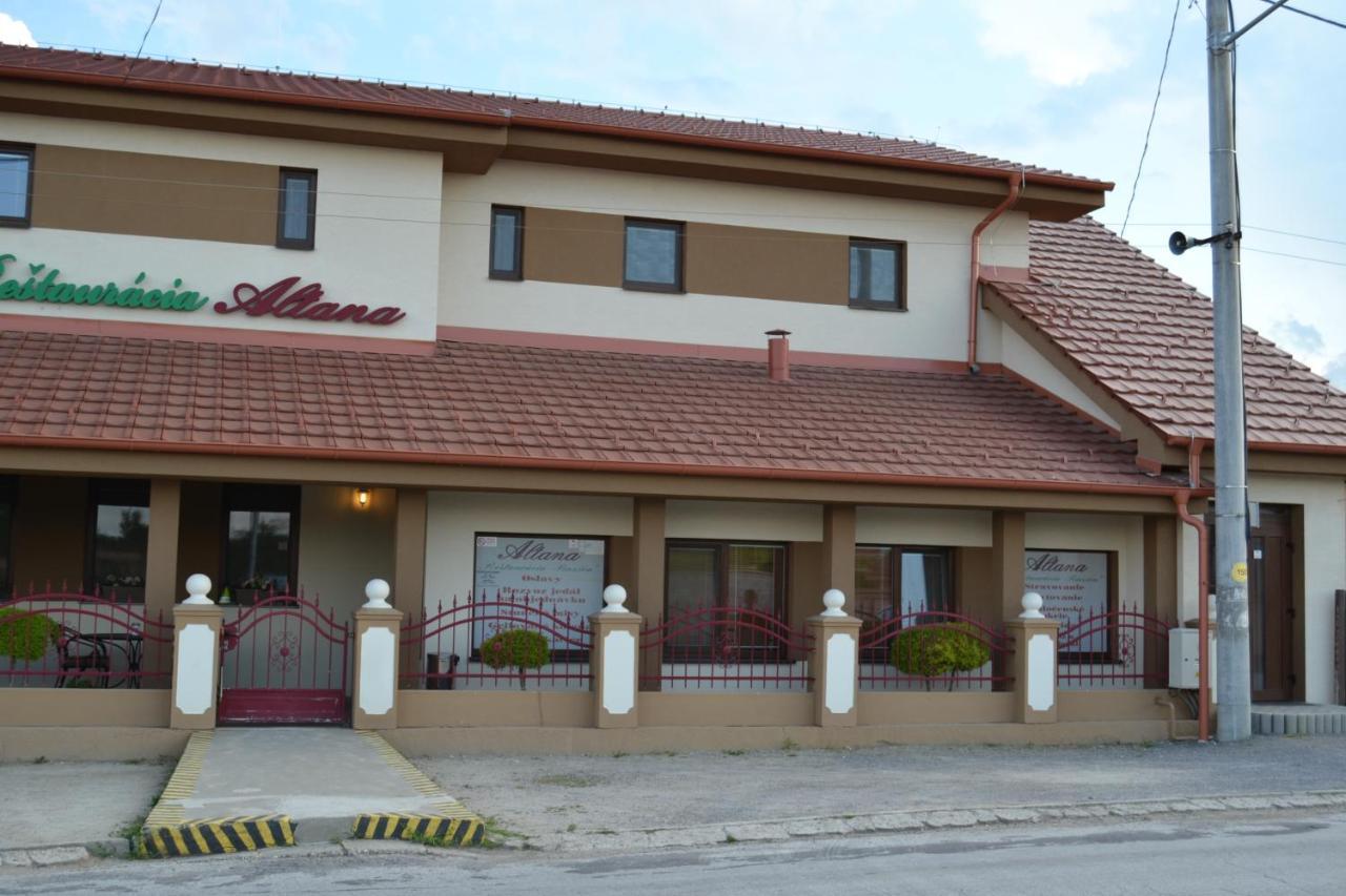 Reštaurácia-penzión ALTANA Ludanice Exterior foto