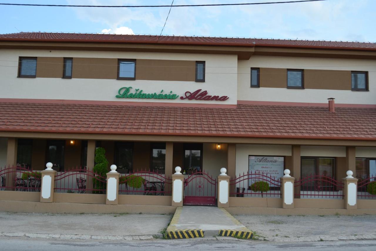 Reštaurácia-penzión ALTANA Ludanice Exterior foto