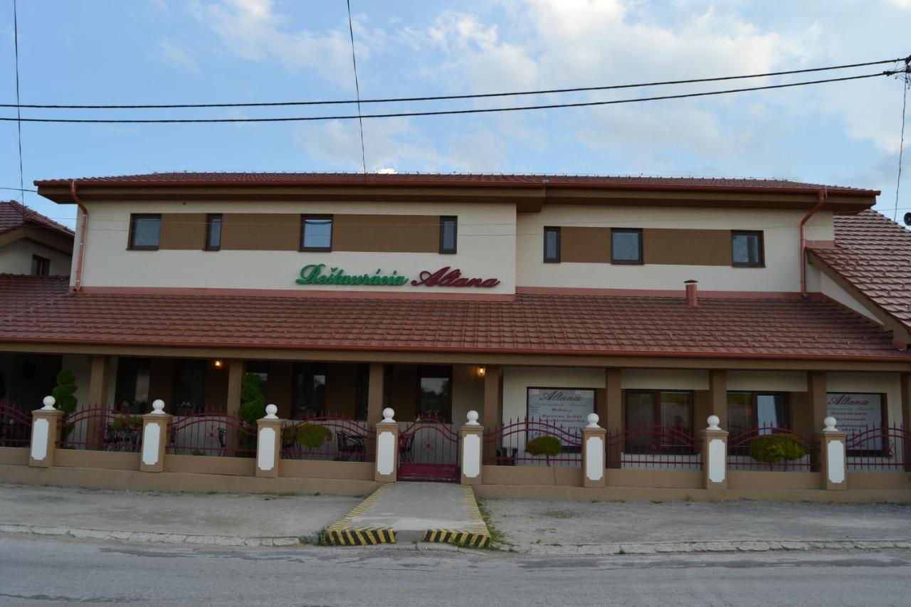 Reštaurácia-penzión ALTANA Ludanice Exterior foto
